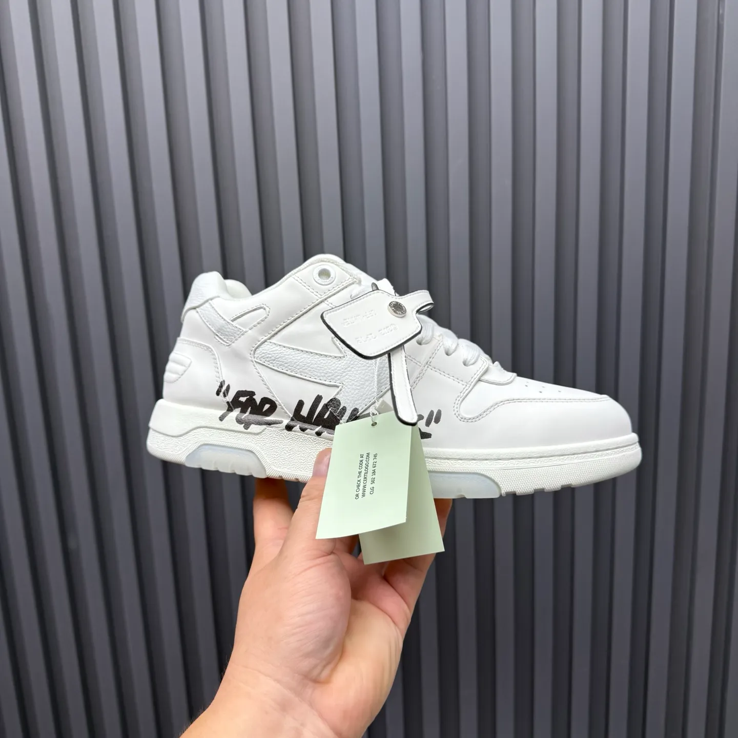 【off- white】P: 620💰Couple model👫, Size: 35-44 (Customized for men 38.45.46) High-quality version👊 "Out of office" series original molding, original lasting, production process 1:1 Original ➰OFF GRAY WHITE OW ➰ First-layer cowhide Imported skin-friendly and environmentally friendly polyester mesh Original molding high elastic and environmentally friendly molding pad Made with the original lasting process. The original molded rubber outsole (never yellows and deforms) has a super correct shape, bright color and strong three-dimensional effect👍. Packaging💯Full set of packaging synchronized with the official website (branded paper, certificate of quality, branded cloth bag)